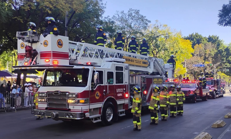 Bomberos desfilan Celebran 170 aniversario en CDMX