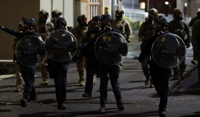 Redadas continúan ICE mantendrá operativos pese cierre