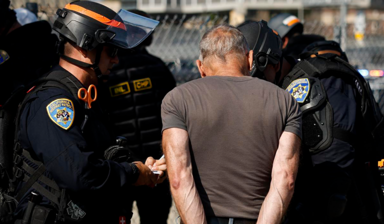 Fallo migratorio                                                          Vetan uso de datos fiscales federales