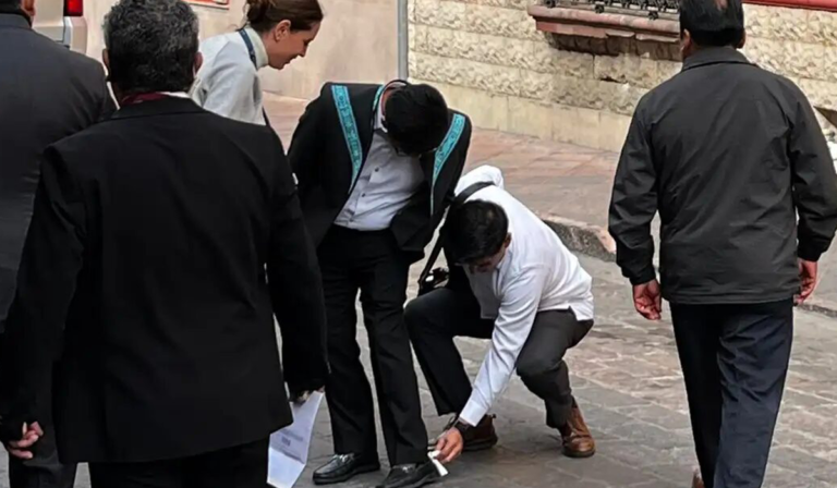 Corte polémica                                                   Empleado limpia zapatos a ministro Aguilar