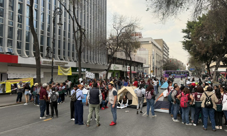 Instalan plantón Trabajadoras denuncian malos tratos