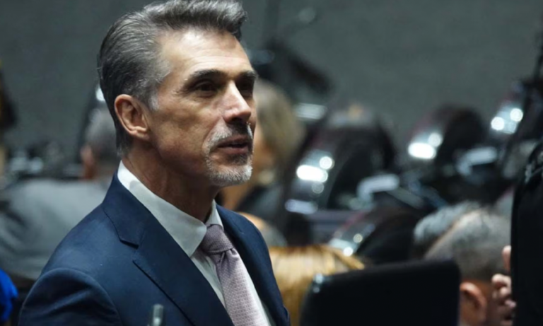 Sergio Mayer Morena le cierra regreso a bancada