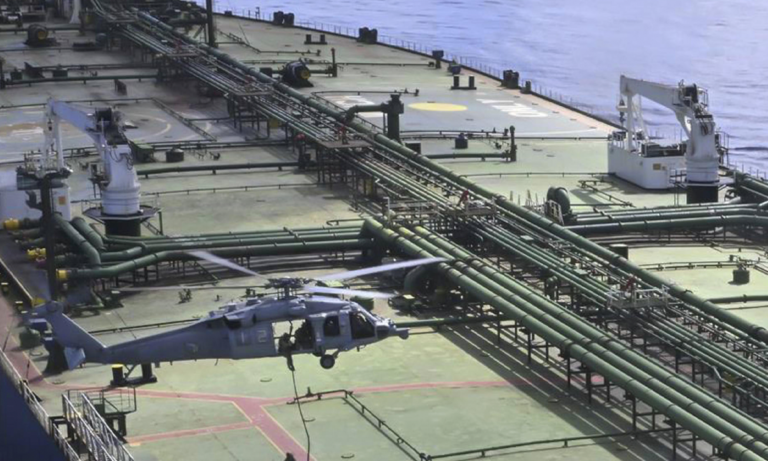 Intercepción naval EU aborda buque con crudo iraní