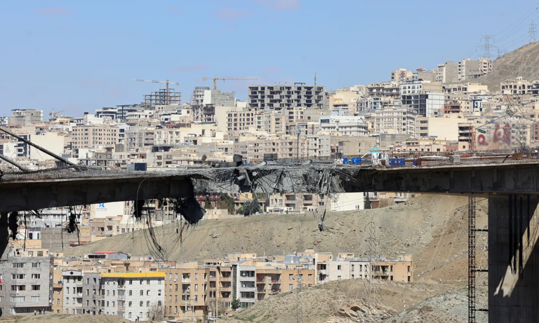 Ataque en puente Bombardeo deja muertos durante celebración en Irán