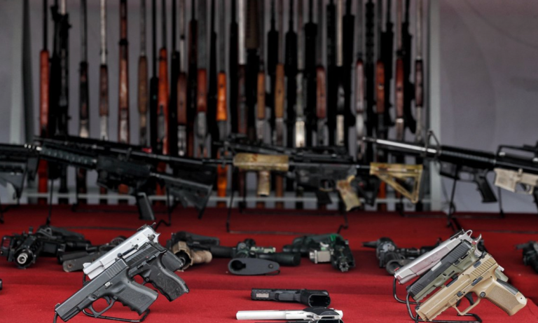 Procesan a integrante FGR lo acusa de traficar armas desde EU