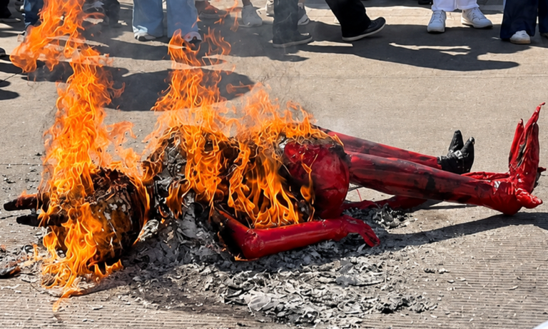 Buscadoras protestan Queman piñata de Sheinbaum en Culiacán